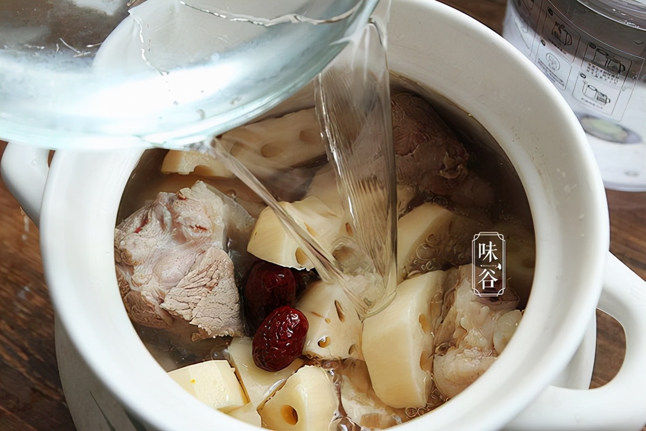 入冬后，有条件多给家人喝这汤，汤鲜味美有营养，别不懂吃