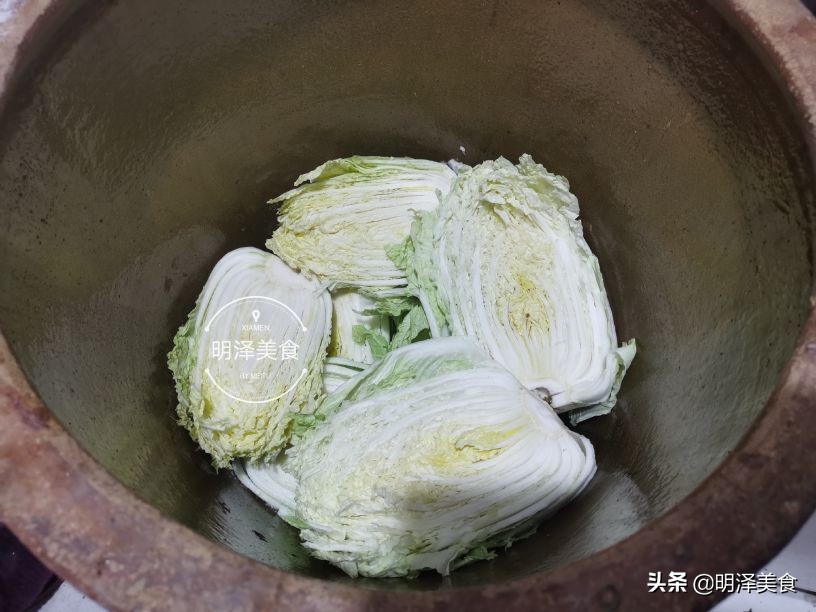 腌东北酸菜，过程非常简单，腌上满满一缸，吃杀猪菜就不愁了