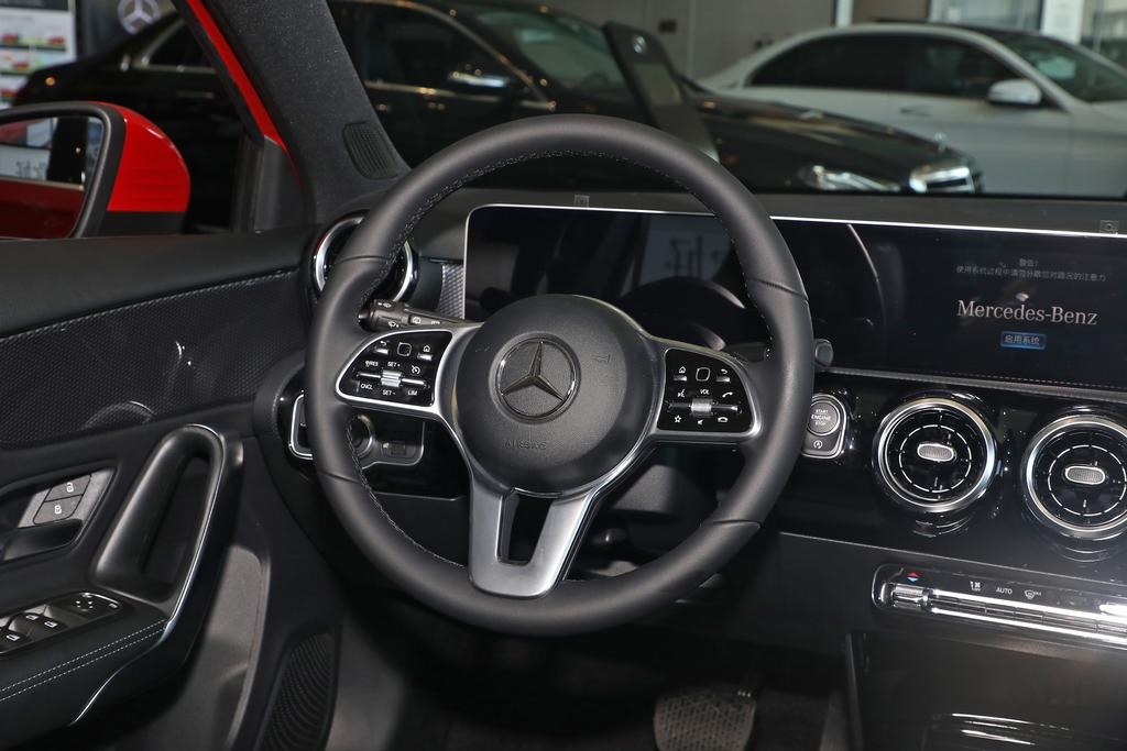 进口奔驰a级全系导购:推荐a220 4matic 比国产三厢版更值?