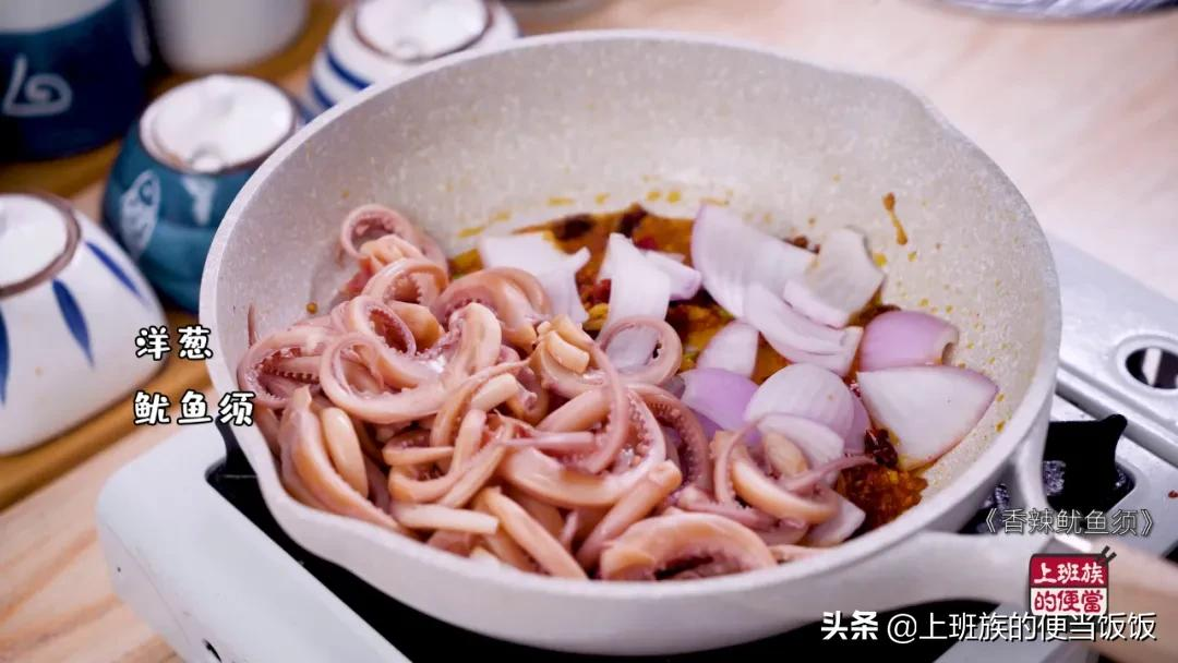 鱿鱼的家常做法,教你2招,比铁板的还香