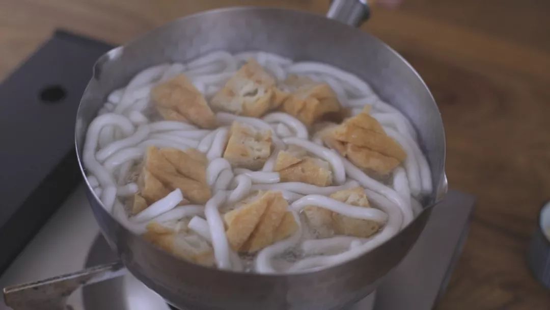 土豆粉怎样才好吃？浇头最重要，这样做酸辣过瘾连汤底都喝干
