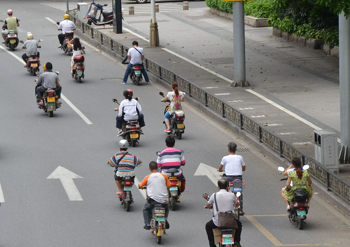 电动车上路新标准：合规出行，安全无忧