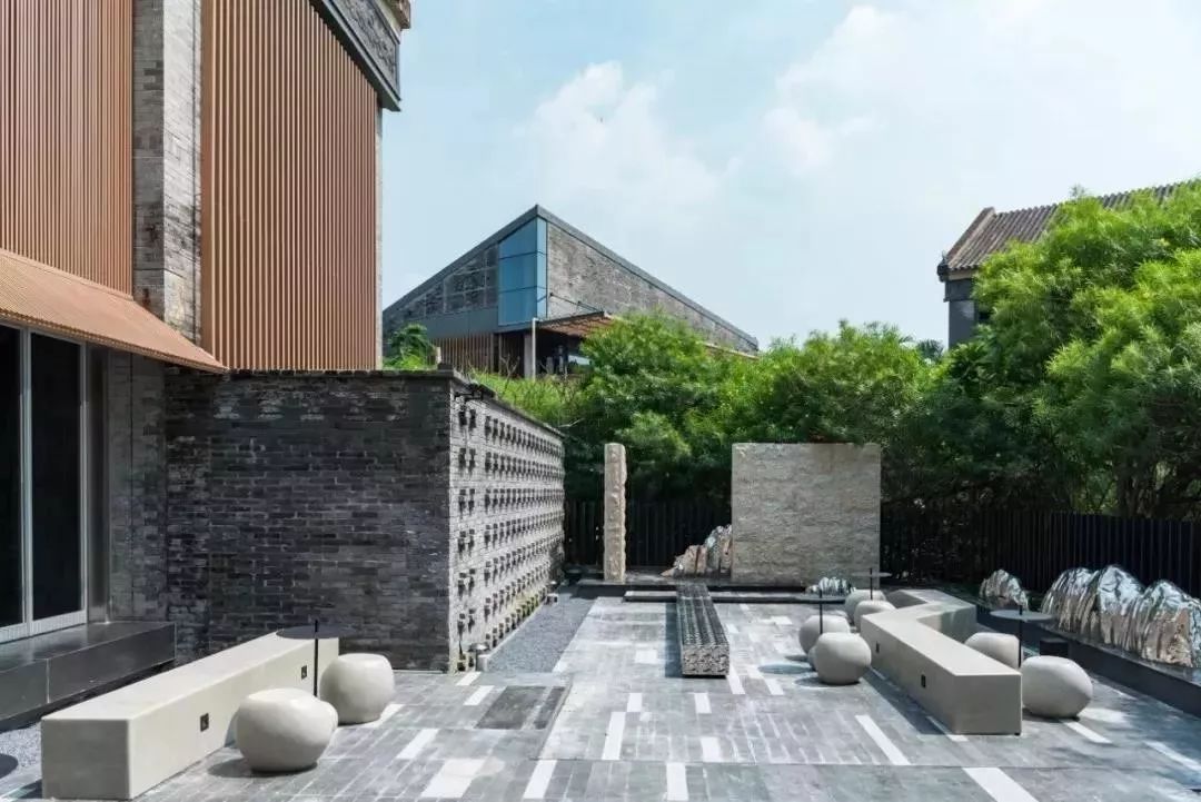 青砖、原木、石材、铝板，喜茶空间如何盘活建筑材料？