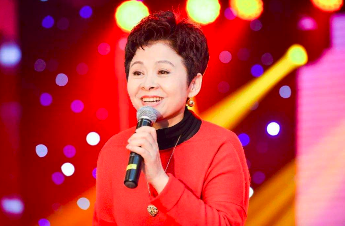 58歲董文華近照曝光，臉部浮腫略顯滄桑，曾為事業堅持不生孩子