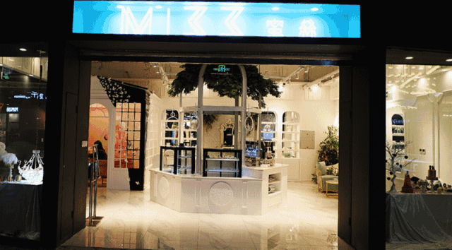 东方影都茂“光影市集”即将开业，自媒体探店先睹为快，福利等你拿