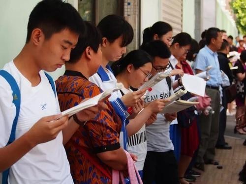 这两个省复读生人数很多，“高四生”成正常现象，为的就是上名校