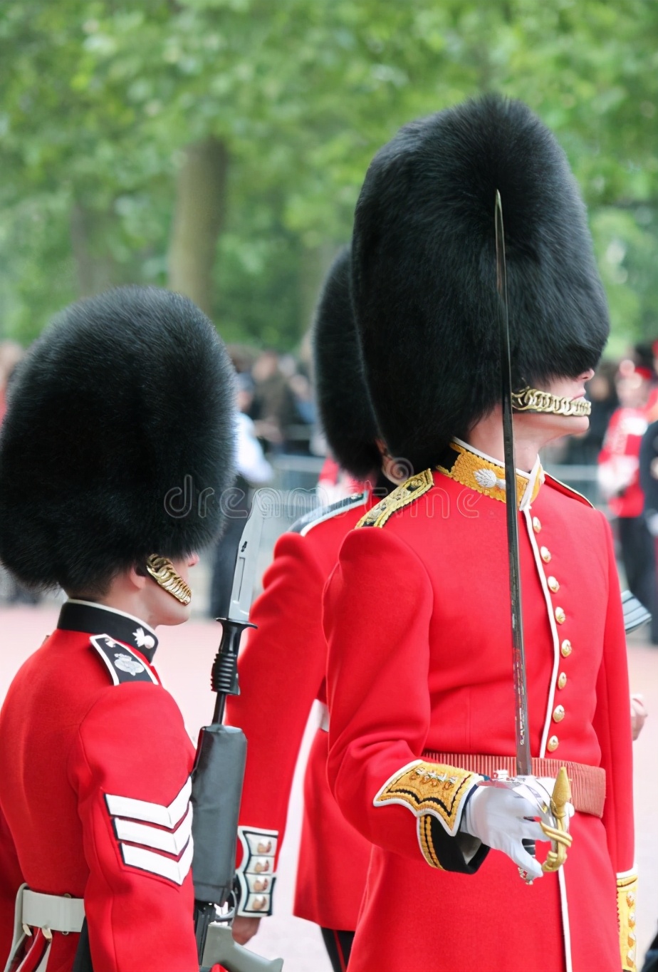 步兵卫队团的红色制服被称为王室常服紧身上衣,卫兵们从四月到十月
