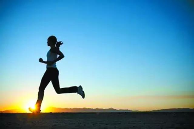 夜跑最佳时间是几点，什么时间段最好及跑多少公里？