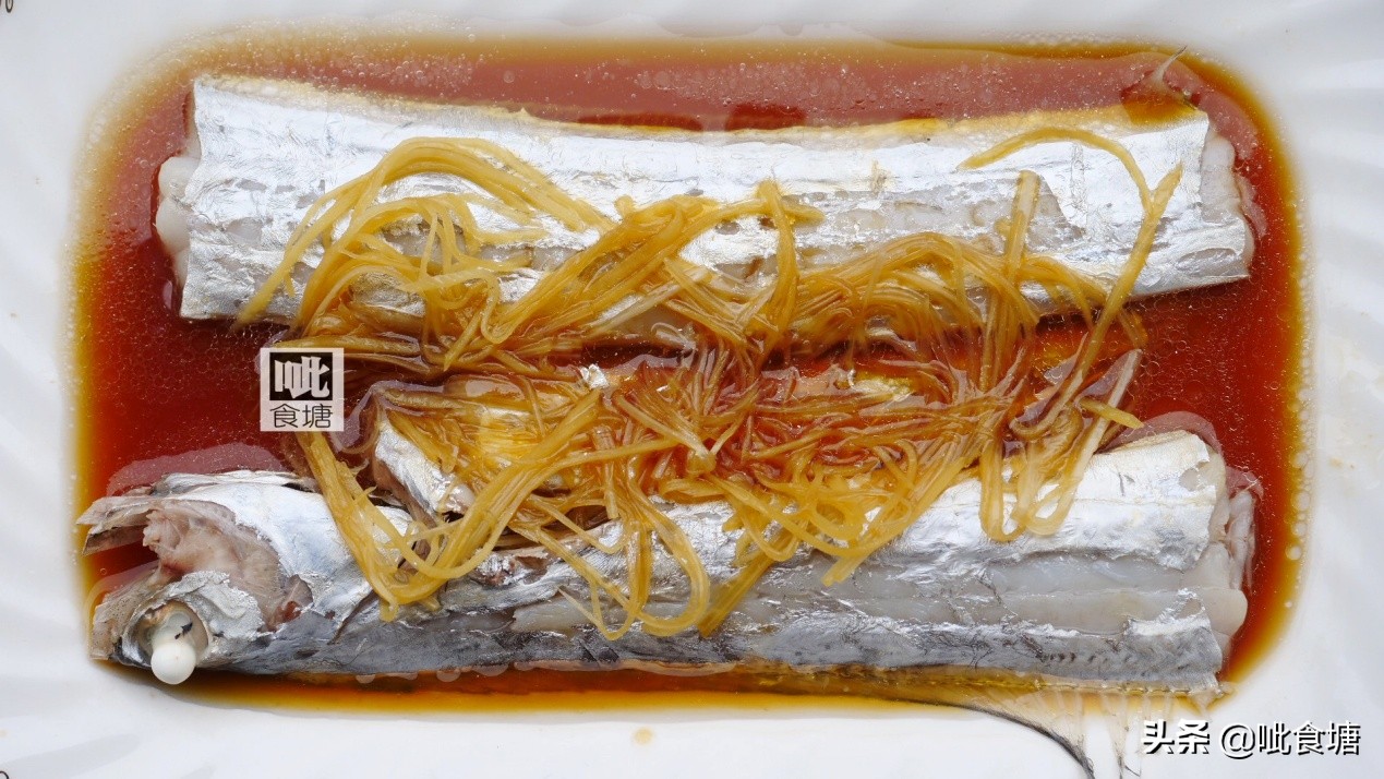 难得买到新鲜带鱼，红烧油炸都可惜，一份简单的清蒸做法才是美味