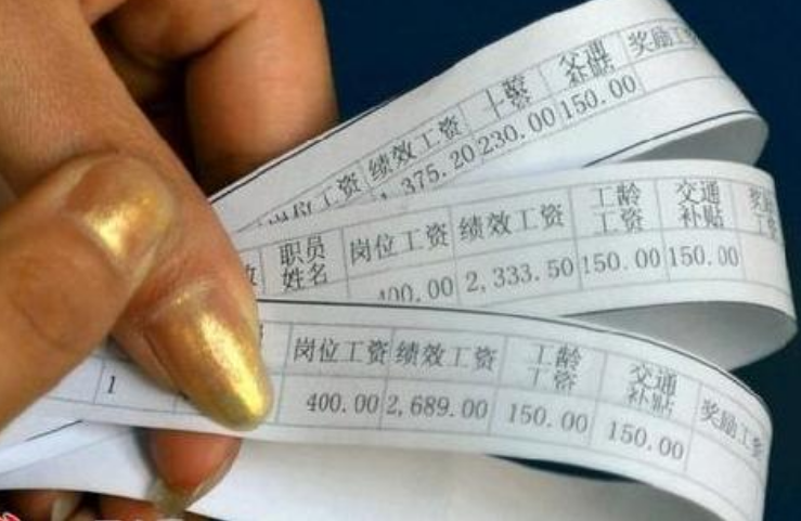 在职教师工资条走红，各地区教师晒出实际收入后，网友们不能接受