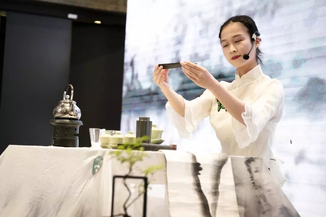 2020年中华茶奥会形象代言人是位浙大姑娘：一位漂亮的实力派！