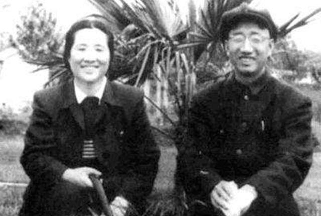 徐帅夫人黄杰建国后担任正厅级干部，退休前每天坐公交车上下班
