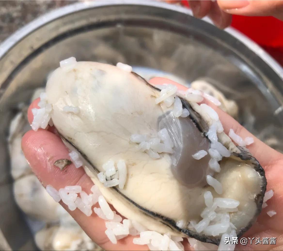洗生蚝肉时，不要只放面粉，多加1样一起洗，脏东西全部跑出来