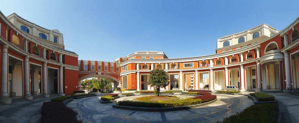 这所理工院校位于上海，比较适合中等考生，就业前景不输名校