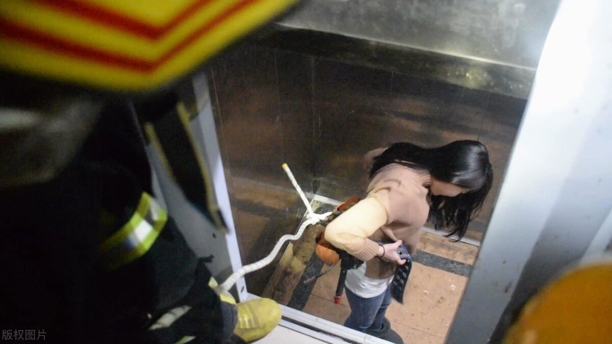 痛心！男孩被困电梯自救坠亡！你知道的电梯自救方法可能是错的