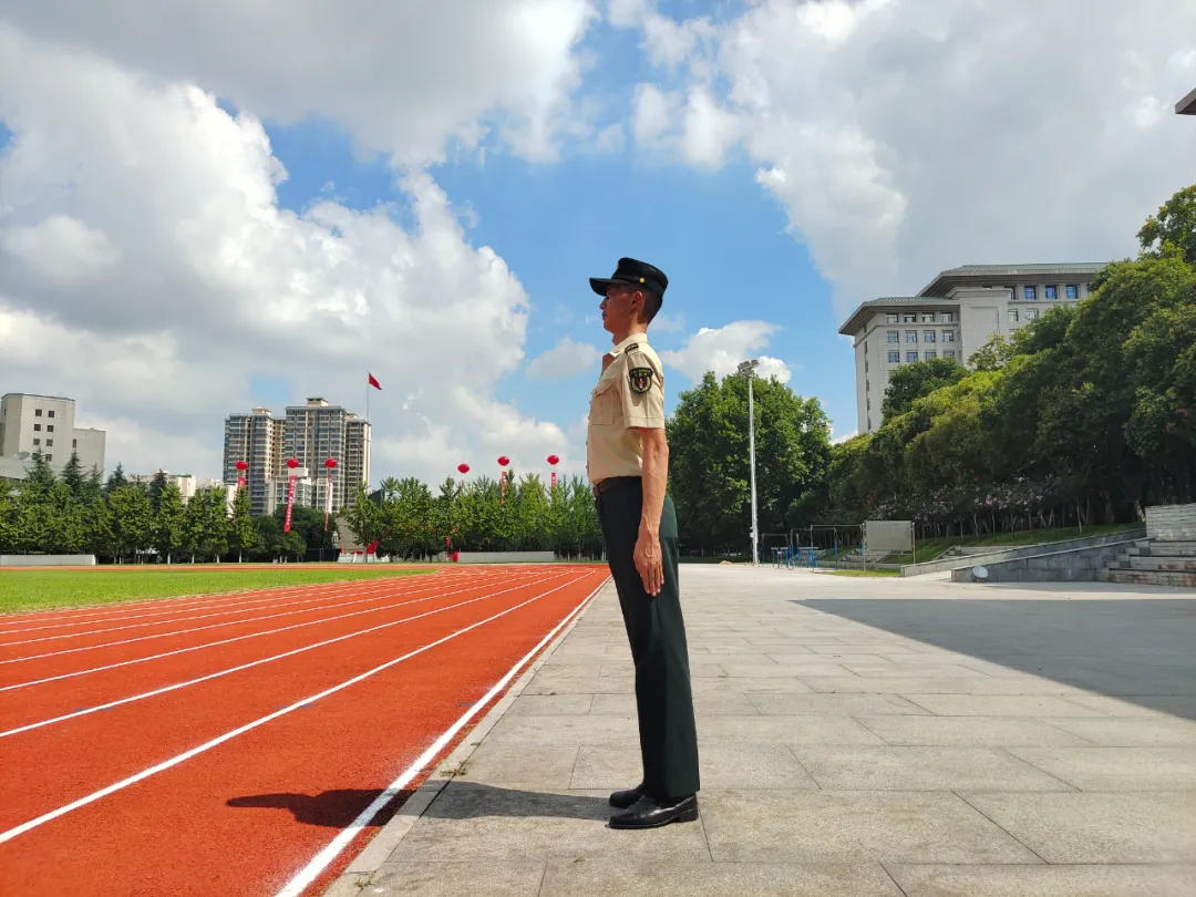 立正的动作要领(立正稍息是最有效的标准化流程)