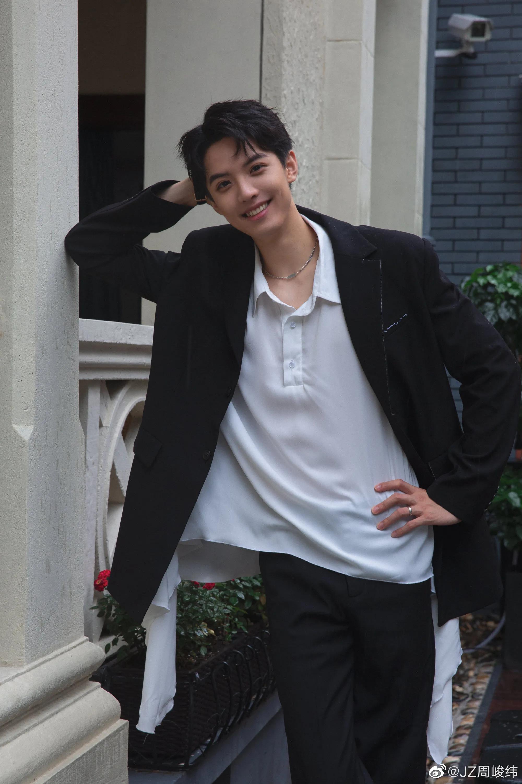 周峻緯和他老婆唐寧，英年早婚的他驚到了不少人