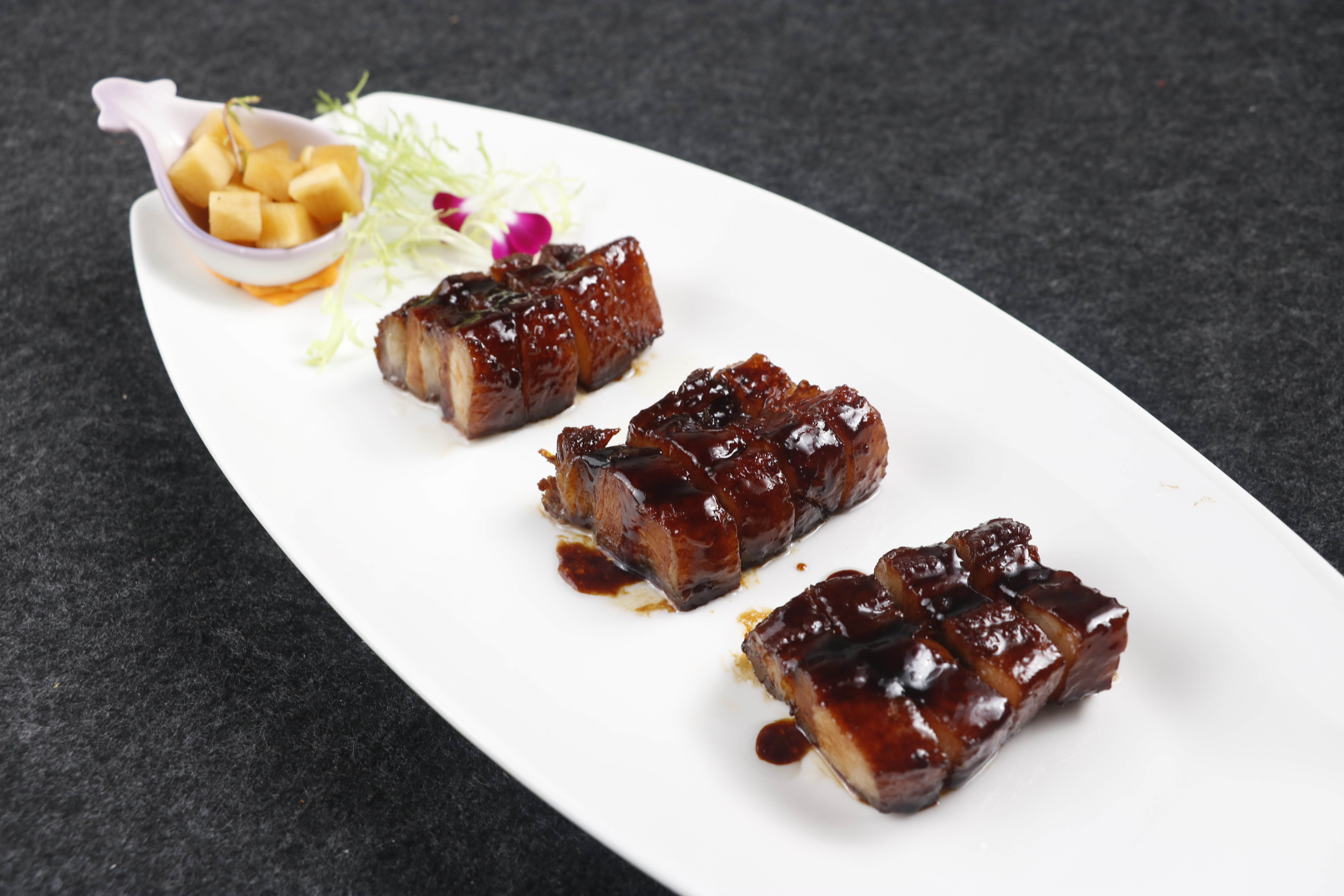 以黑示人,入口即化的黑色美食—秘制黑叉烧