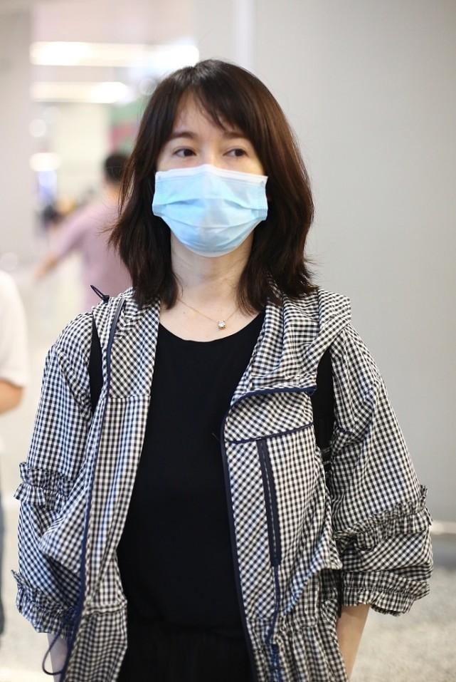 "阔太"左小青出街太没架子,穿格子外套真随意,素颜状态更像30