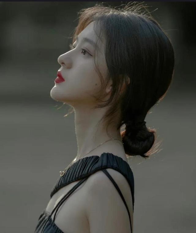 发缝宽、发际线后移的女生，多试试这几款发型，年轻气质显发量