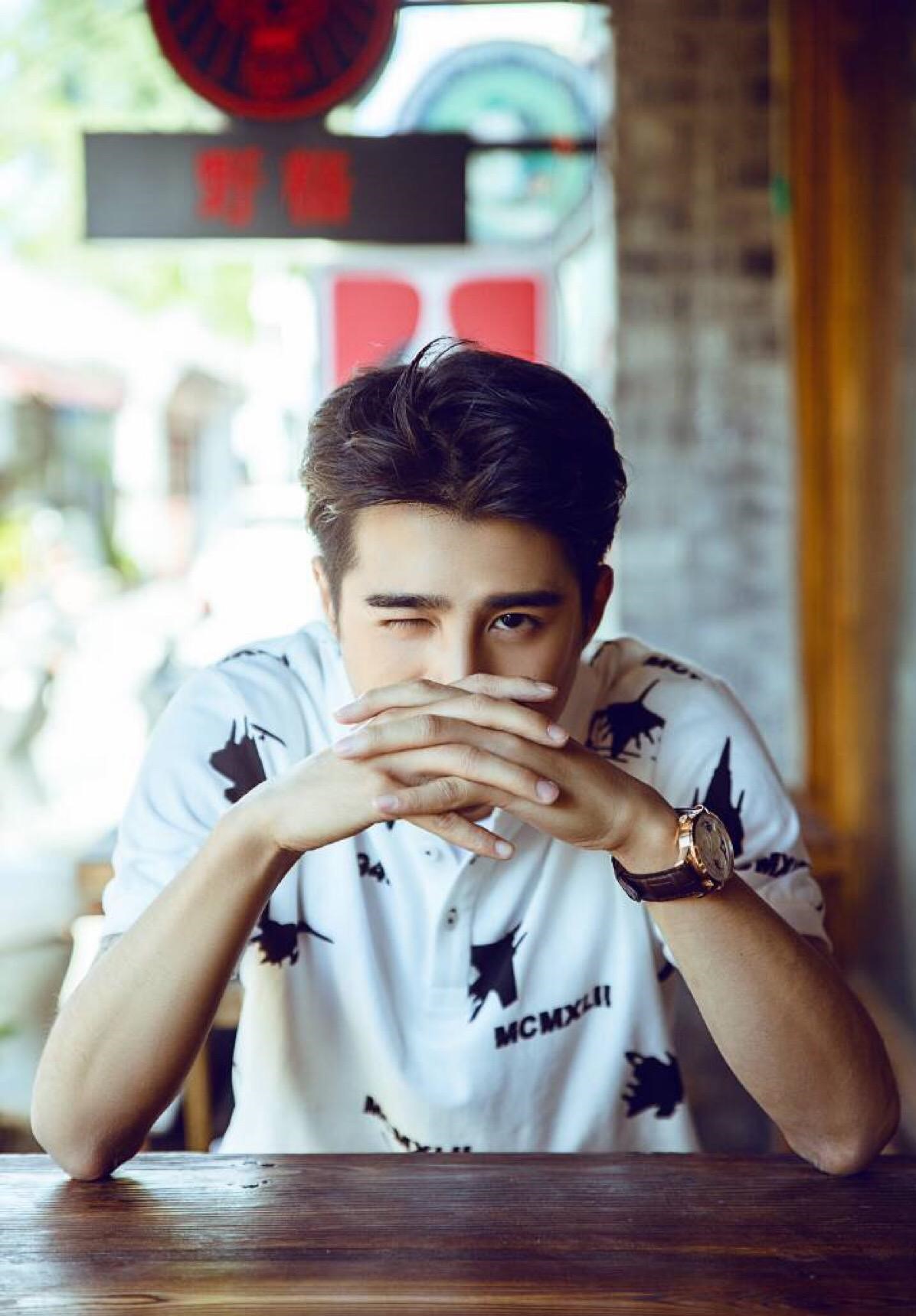 或许姜潮的服饰搭配并没有很get到你的点,但是翻阅了无数他的写真和