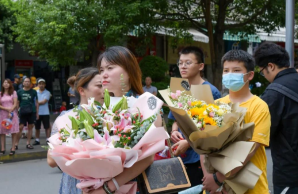 高考提前交卷，笑称题目太简单的浙江考生，最后去哪所学校了？