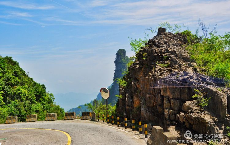 玉壶峰下松涛起，天界佛国掸尘埃！走遍千山万岭，唯天门山独有