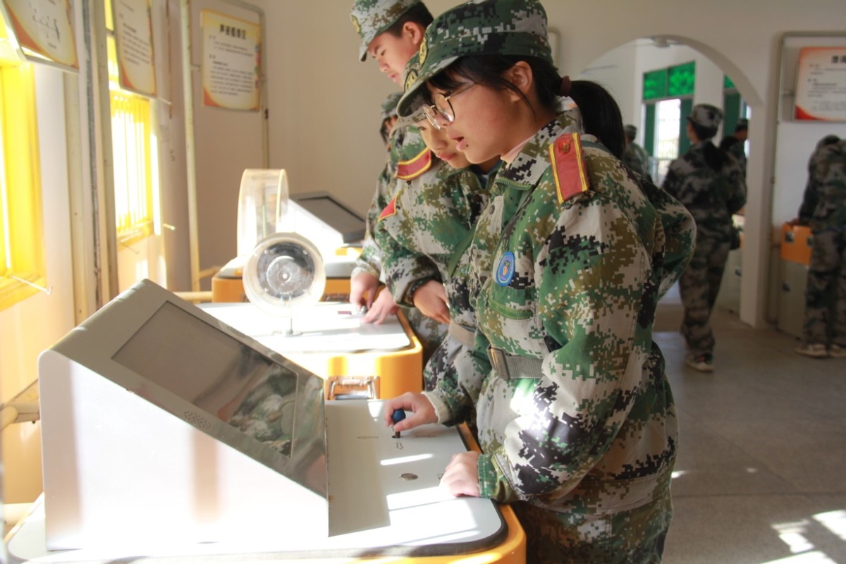 湘潭县第一个科技馆在县青少年素质教育培训学校胜利建成