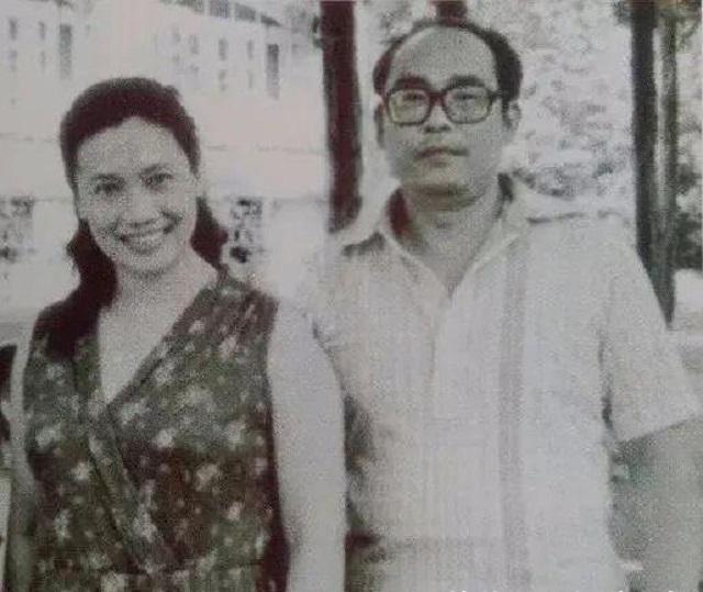 “歌唱家”朱逢博：丈夫死后不愿下葬遗体，痴情守候骨灰14年