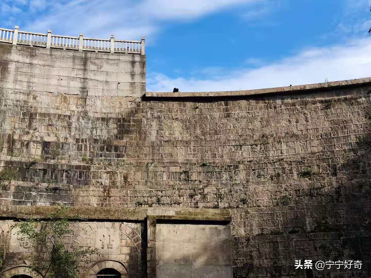 没有机械设备，靠肩膀抬大石，这三个大队如何建起这座壮观水库？