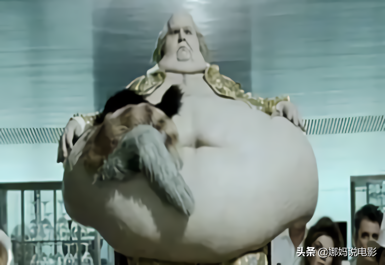 人体雕像：吃货冠军晚年胖成山，身体无法动弹，最后竟被爱猫啃食