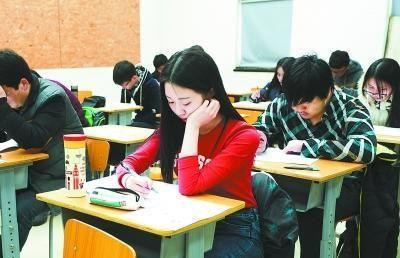 研究生晒“天价学费”，劝退不少寒门学子，家长直言供不起了