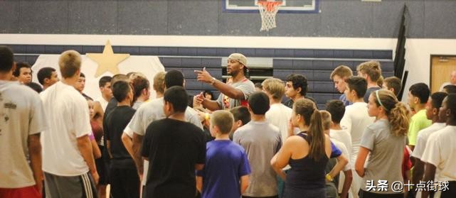 姚明在nba打了几年(姚明8年NBA生涯赚了近一个亿，而曾经的搭档海耶斯，他赚了多少？)