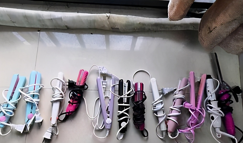 大学辅导员突查女生宿舍，“违禁品”五花八门，犹如小型杂货店