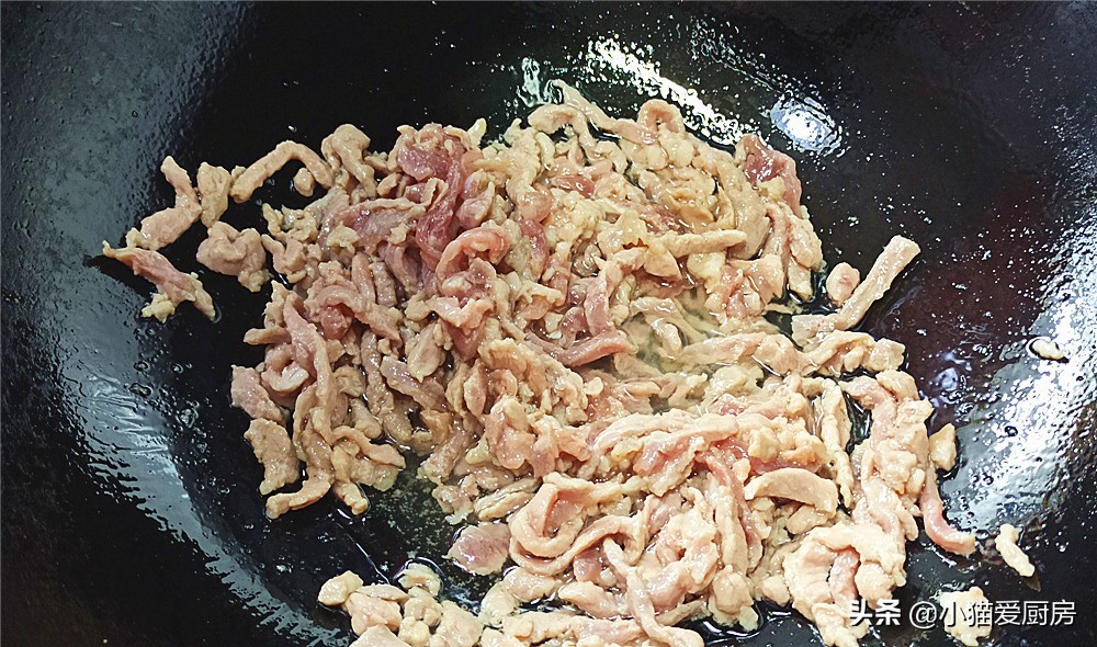 做韭黄炒肉丝时，一定多加这一步，韭黄鲜嫩脆爽不出水，味道也好