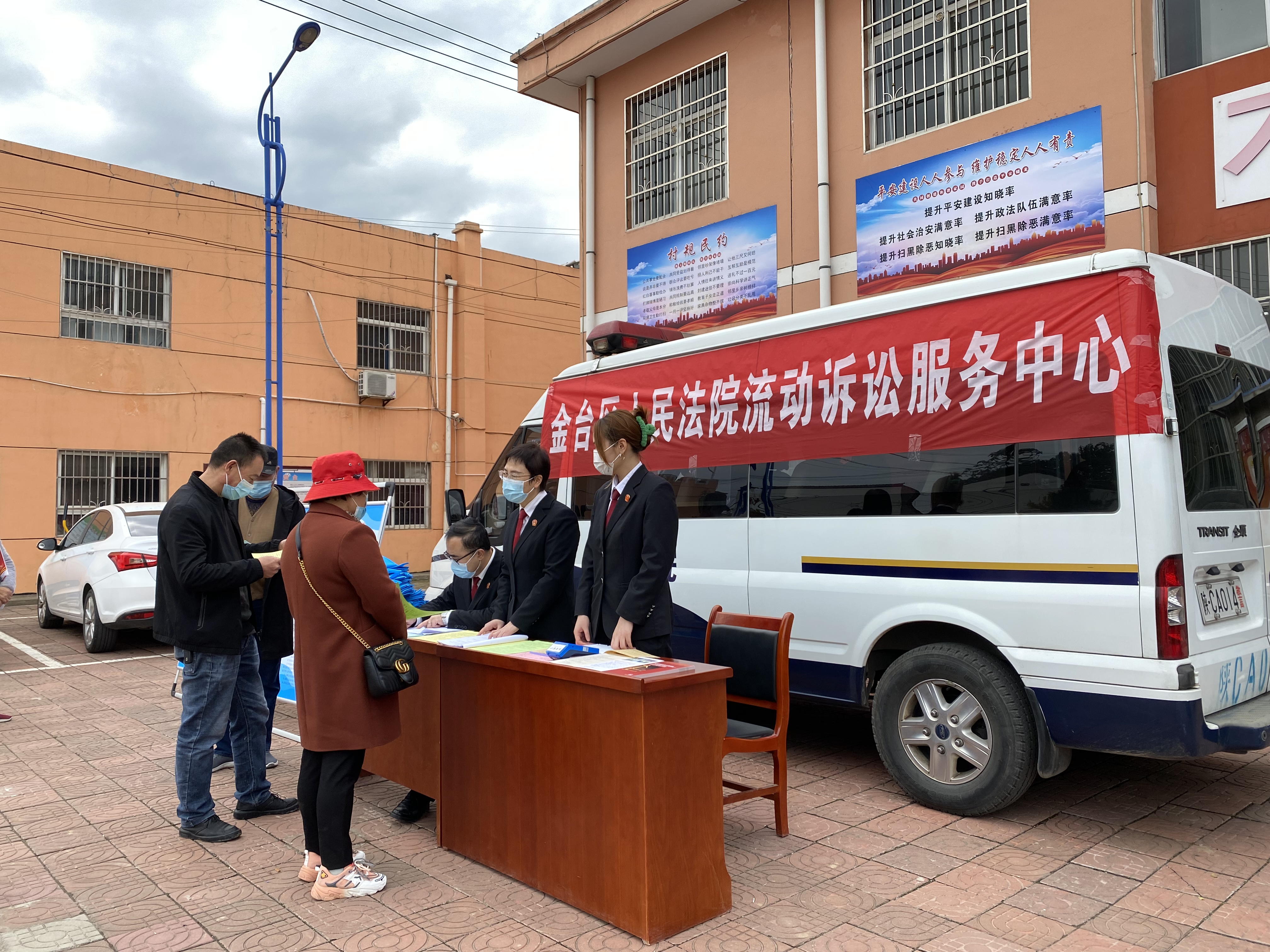 宝鸡金台法院：巡回流动零距离 诉讼服务送家门