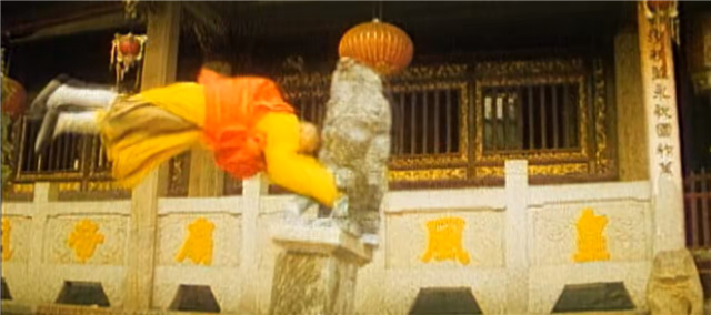 80年代经典动作片：一打黑沙掌就重影，一踢鸳鸯腿就在地上画圈