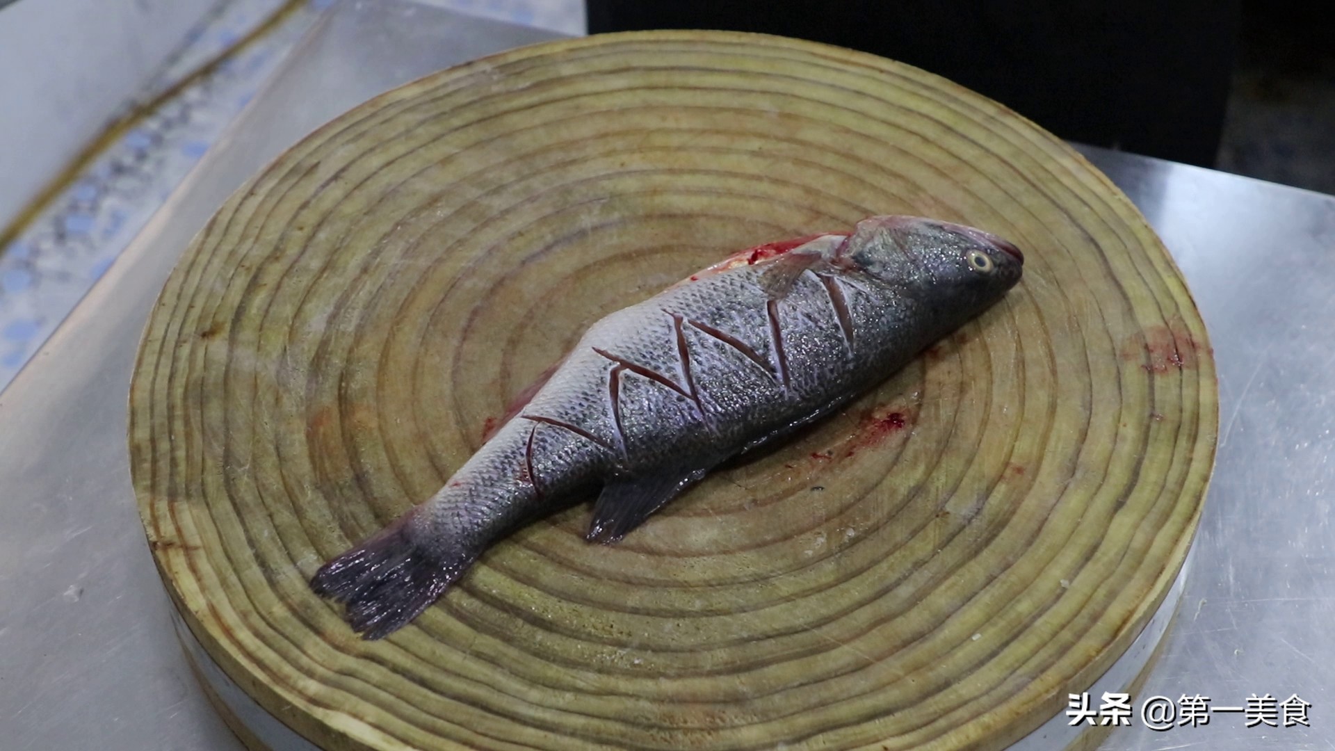 鲈鱼怎么做更好吃，不用蒸，厨师长分享私房菜红烧鲈鱼，香辣滑嫩