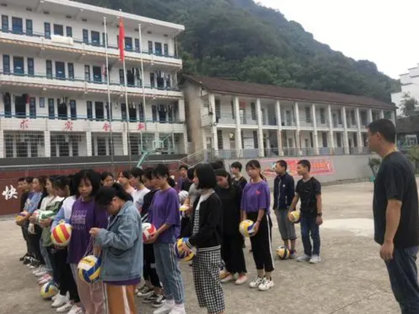 一张仅16人的高考喜报，揭露教育现状，现实的差距拼了命也追不上