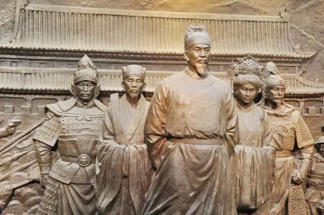 一个小官遇见了朱元璋，不认识朱元璋还跟他喝酒，结果官升十级