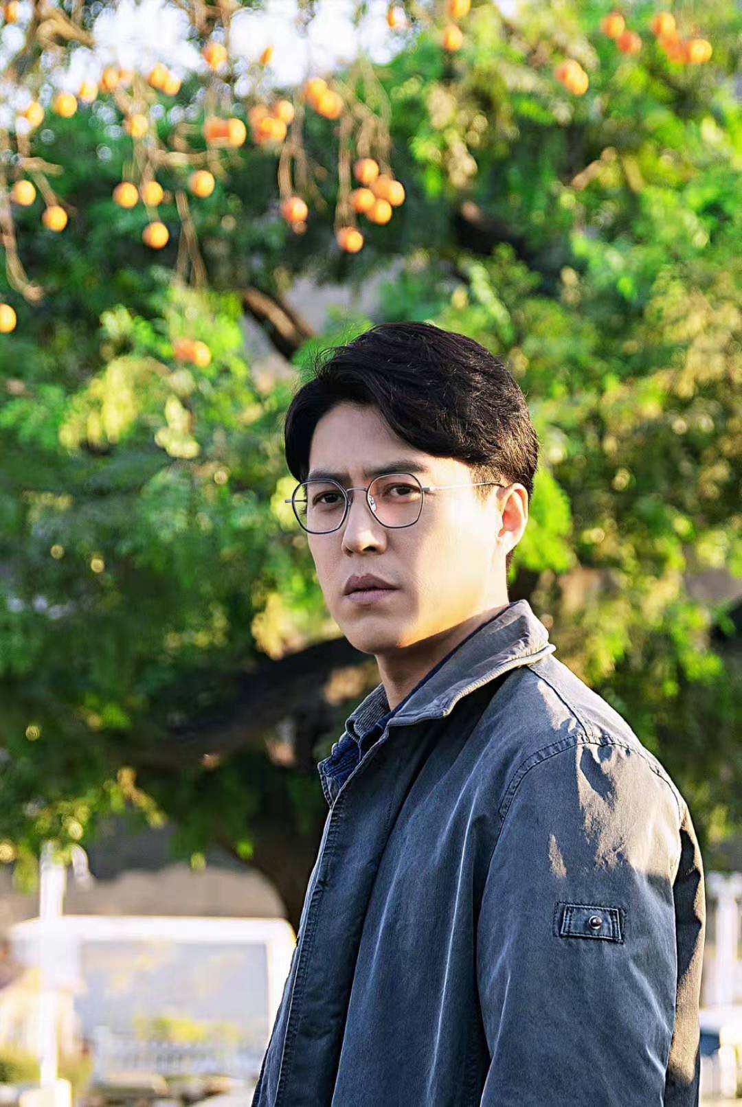 开豪车戴名表,连续六年演自己,"老干部"靳东与他的财富密码