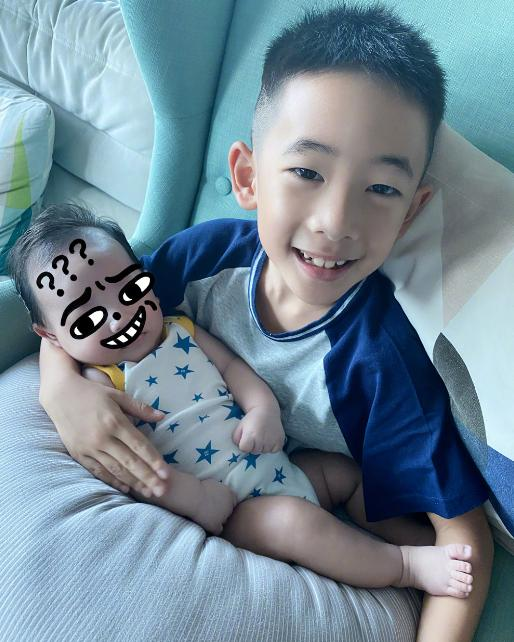 54岁陈小春晒父子合照，1岁小儿子发量惊人，与