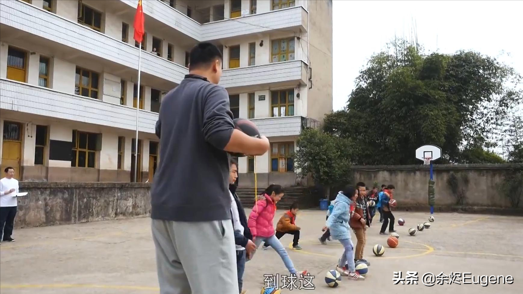 姚明纪录片在线观看(真实纪录片！休赛期姚明走遍农村小学，住教室废弃烟囱洗澡)