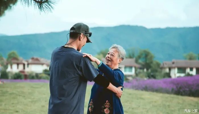 趣玩少女享自然，驾发现神行去露营