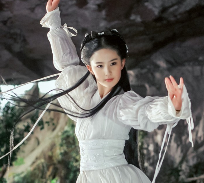 清丽如画的她，眉目含星，发丝如墨，一袭素衣映衬出温婉雅致的气质。