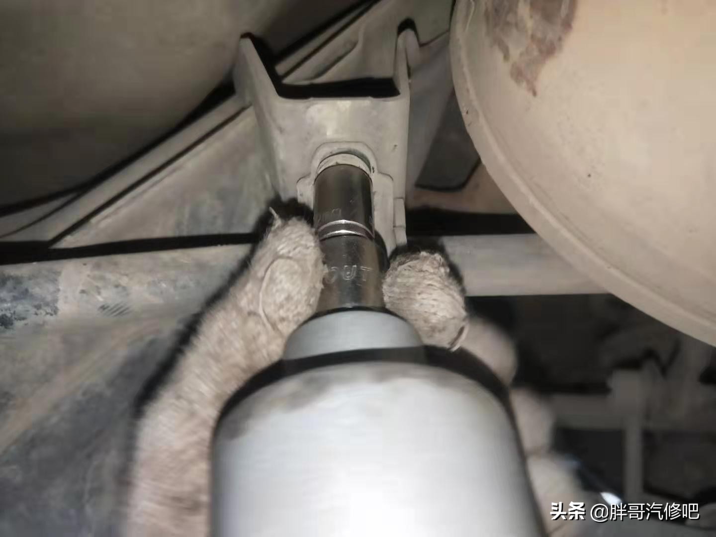 解决本田CRV前后底盘异响，找不到故障点不要让减震器背黑锅