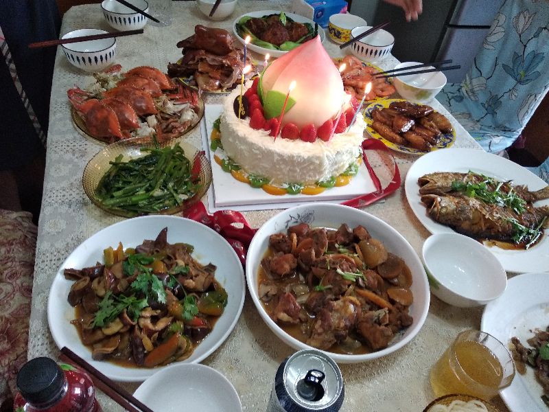 老爸过生日，我忙活一上午炒了10个菜，嫂子：下次还是去饭店吃吧