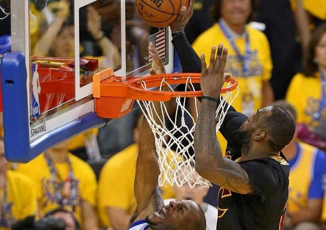 nba哪些极限操作(NBA极限动作，不到人体极限都不秀！乔丹空中3次拉杆，等对手落地)