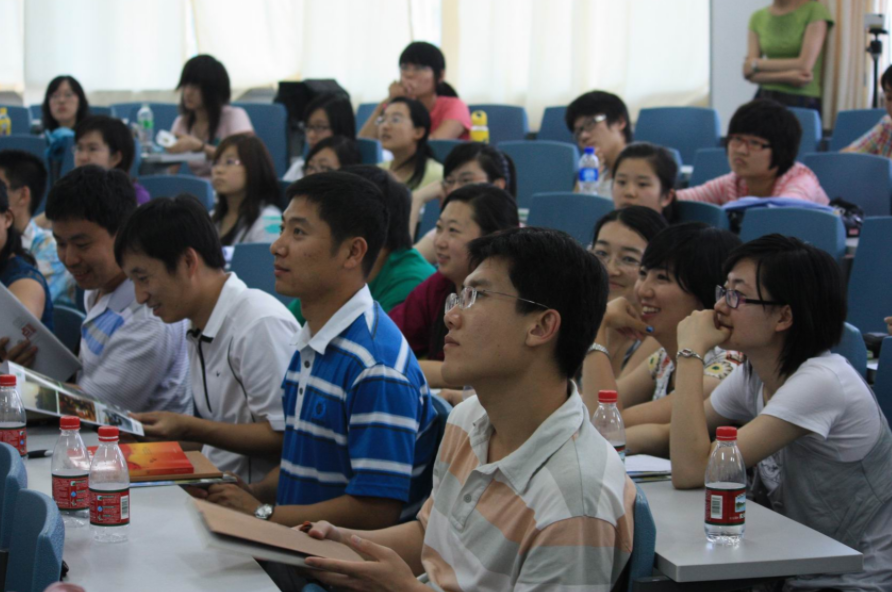 学校规定大一不允许报考英语四六级，新生困惑不已，老师道出缘由