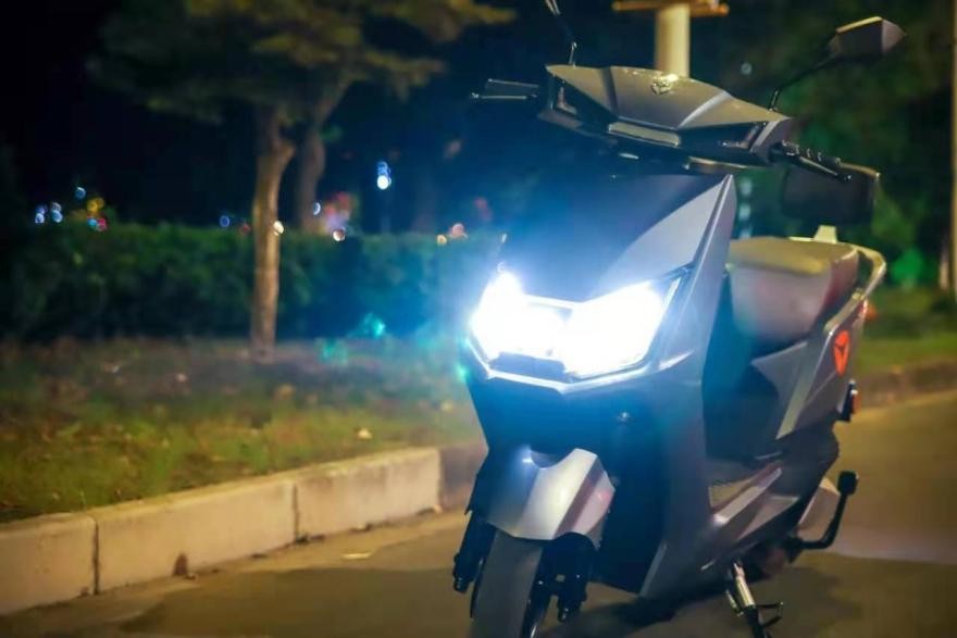 一次充電，號(hào)稱(chēng)續(xù)航100公里，雅迪新出的這款電動(dòng)車(chē)T5，陽(yáng)剛大氣